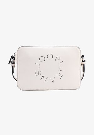 Valkoinen synteettinen olkalaukku, jossa on rei'itetty pyöreä logokuvio. Sileä pinta, suorakaiteen muotoinen, säädettävä olkahihna ja mustat metalliosat.