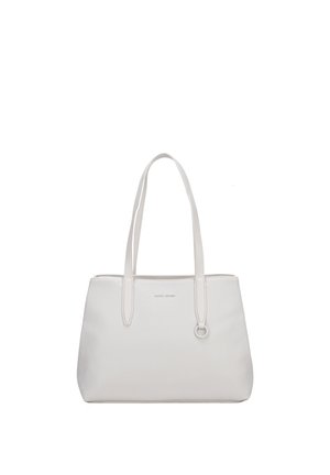 Sac cabas en cuir blanc avec deux longues anses et un petit charm rond attaché à une anse sur un fond uni.