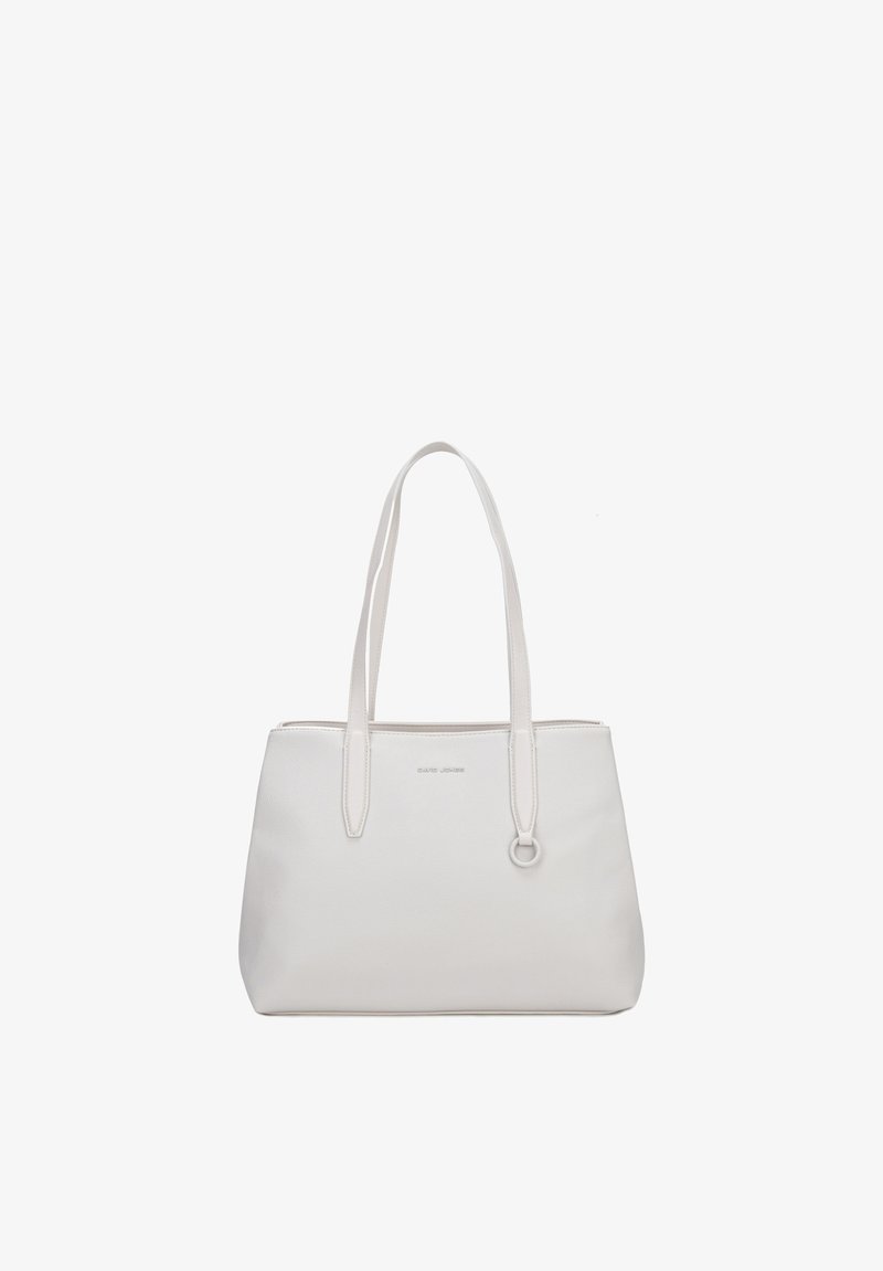 Sac cabas en cuir blanc avec deux longues anses et un petit charm rond attaché à une anse sur un fond uni.