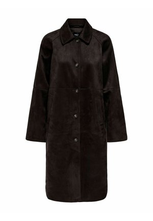 Long manteau en daim marron foncé avec col, fermeture boutonnée devant, manches longues et poches latérales.