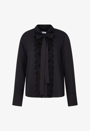 Czarna bluzka z długimi rękawami, kołnierzykiem zawiązywanym na kokardę oraz ozdobną koronką z przodu. Gładka tkanina o klasycznym, dopasowanym kroju.