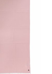 Écharpe rose clair en tissu doux. Présente des franges sur un bord et une petite étiquette dans le coin inférieur avec un accent noir.