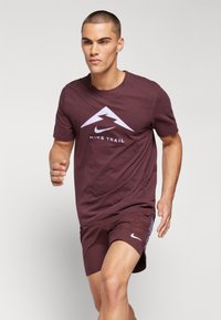 Nike Performance M NK DF TEE TRAIL LOGO - Športne majice - burgundy crush