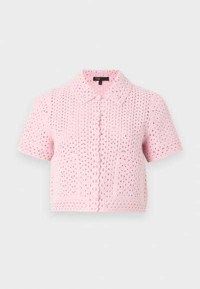 Ροζ κοντομάνικο ζακέτα πλεκτή με γιακά, κουμπιά μπροστά και δύο μπροστινές τσέπες, εμφανιζόμενη σε ανοιχτό γκρι φόντο.