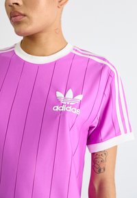 adidas Originals ADICOLOR 3-STRIPES PINSTRIPE - Camiseta estampada - purple burst