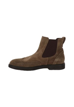 Botte Chelsea en cuir suédé marron avec des détails brogués, panneau élastique noir sur les côtés, languette au talon et semelle noire basse.