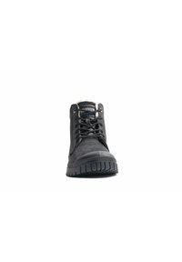 Svarta vattentäta ankelboots med en texturerad ovandel, snörning, vadderat krage och gummisula med ett djupt mönster.