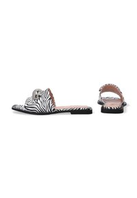 Zebra-mønstret slidesandaler med en flad sort sål, bred rem med en sølvaccents og en glat beige indersål.