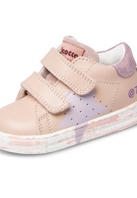 Sneaker in pelle rosa chiaro con due cinturini in velcro, accentuazione in suede texturizzato sul tallone e una grafica a stella viola sul lato. Suola in gomma bianca.