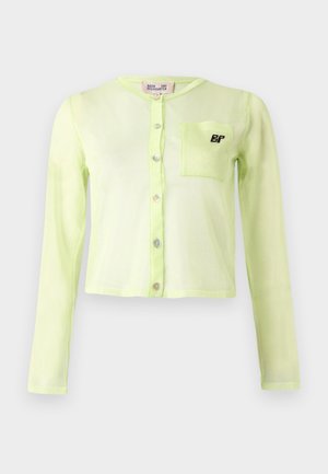 Cardigan léger vert clair, à manches longues et transparents, avec un devant à boutons et une petite poche poitrine arborant un logo "BP" noir.