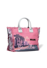 Bolso tote rosa con flecos, que presenta el horizonte de Miami y palmeras; tejido texturizado, asas de cuero y acentos impresos.