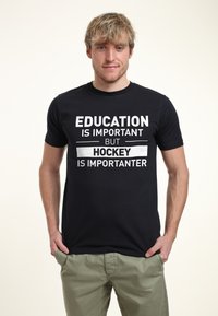 Henry Tiger DUKE SONS HOCKEY IS IMPORTANTER - Camiseta estampada - navy blue