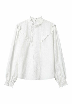 Witte blouse met een hoge kraag, gerimpelde accenten en lange mouwen. Heeft een getextureerde stof en een sleutelgatopening bij de hals.