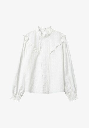 Blusa blanca con un cuello alto, acentos rizados y mangas largas. Presenta una tela texturizada y una abertura en forma de ojo de cerradura en el cuello.