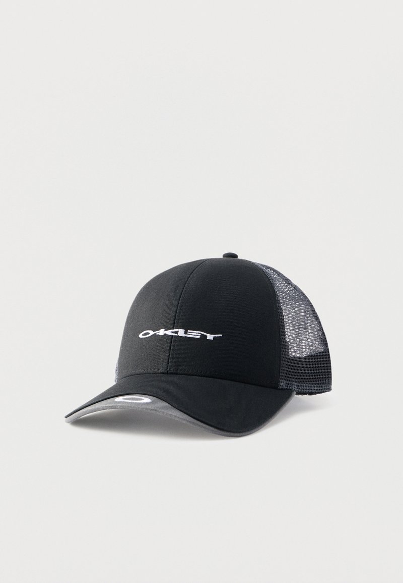 Μαύρο και γκρι δίχτυ καπέλο του μπέιζμπολ Oakley με καμπυλωτό γείσο και λευκό λογότυπο στο μπροστινό μέρος και στο γείσο.