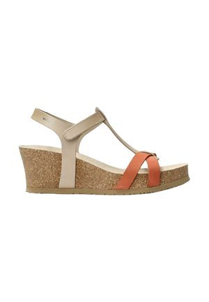 Sandale compensée beige et orange avec semelle en liège, bride de cheville ajustable et conception à bout ouvert.
