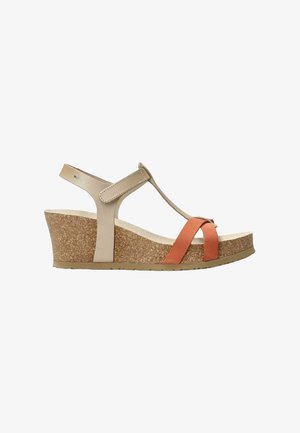 Sandale compensée beige et orange avec semelle en liège, bride de cheville ajustable et conception à bout ouvert.