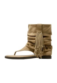 Bershka FLAT WITH FRINGING - GAITER  - Sandale cu baretă pe gleznă - sand