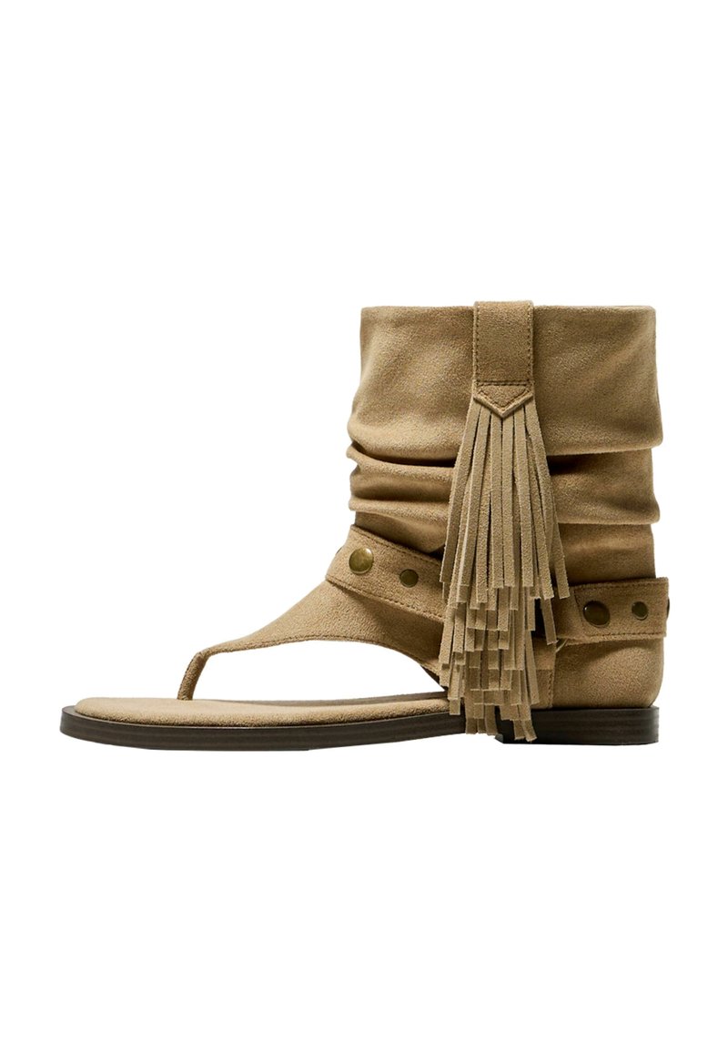 Bershka FLAT WITH FRINGING - GAITER  - Sandale cu baretă pe gleznă - sand