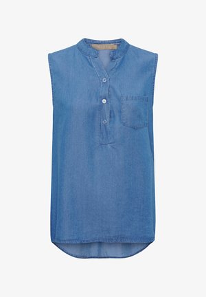 Ærmeløs blå denim-bluse med rund halsudskæring, tre knapper foran og en lille brystlomme på venstre side.