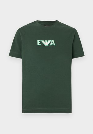 Tricou verde închis cu mâneci scurte și gât rotund, cu broderie albă și verde „EWA” și un logo în formă de pasăre în centrul din față.