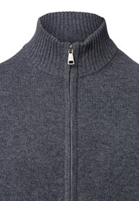 Pull en maille côtelée gris foncé avec un col montant et une fermeture éclair argentée partiellement zippée.