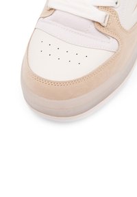 Beige bőrből készült és fehér bőr sneaker, perforált orr résszel, fűzős kivitelben és átlátszó gumitalppal.