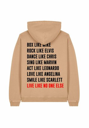 Felpa beige con cappuccio, caratterizzata da testo nero e rosso sul retro con frasi motivazionali. Include un cappuccio e polsini e orlo a coste.