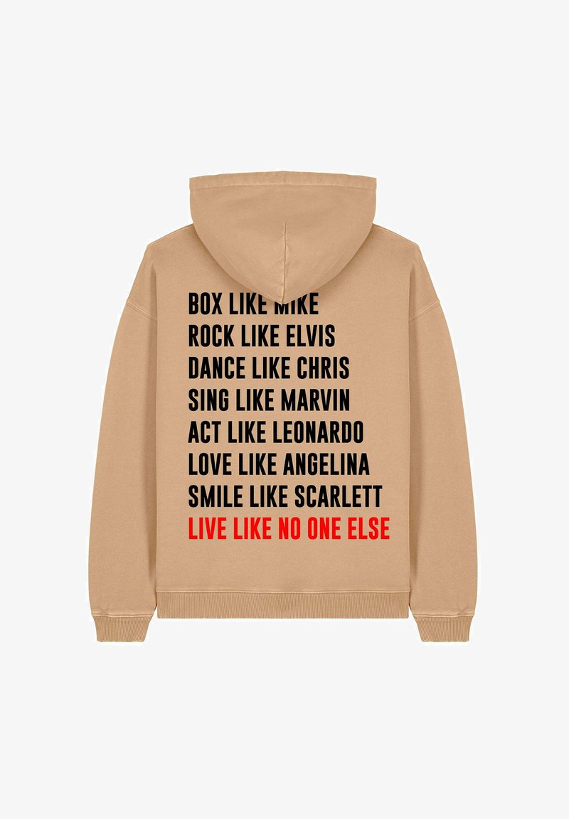 Haut à capuche beige avec du texte noir et rouge au dos comportant des phrases motivantes. Comprend une capuche et des poignets et un ourlet côtelés.