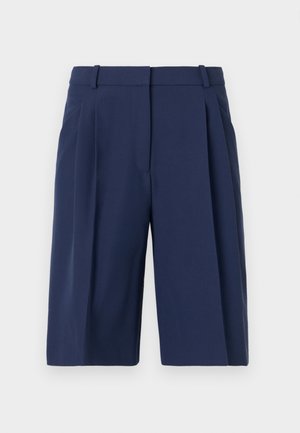 Jūras zila šortus ar pielāgotu piegriezumu, kas iekļauj krokotu priekšpusi, jostu cilpas un gludu auduma tekstūru, līdz ceļgaliem.