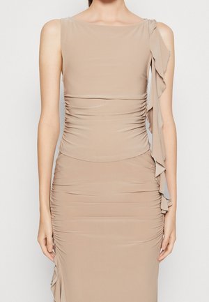 Beige mouwloze jurk met geplooide stof langs het lichaam, voorzien van een gerafelde accent op één schouder en een gladde, nauwsluitende pasvorm.