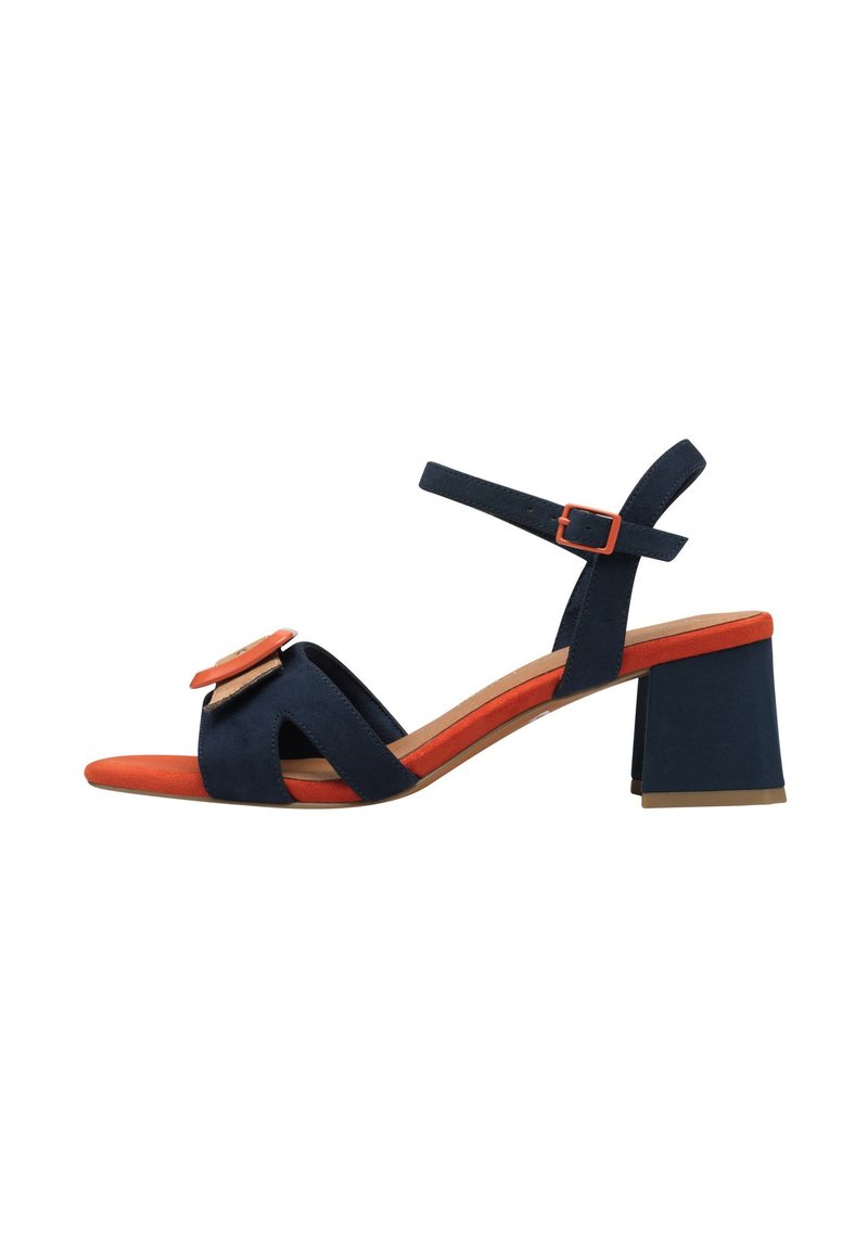 Sandalias de ante azul marino con plantilla naranja y una hebilla decorativa. Presentan un tacón bloque y correa ajustable.