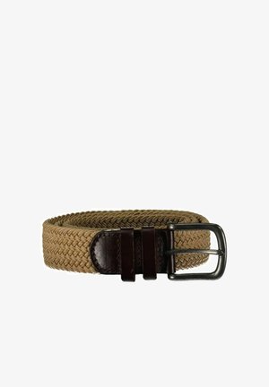 Gevlochten beige stoffen riem met donkerbruine leren lussen en zwarte metalen gesp, opgerold op een witte achtergrond.