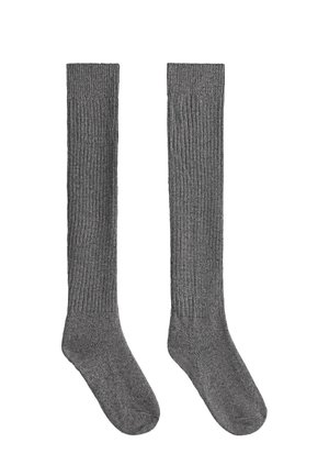 Paire de longues chaussettes grises en maille côtelée avec zone renforcée au niveau du pied, montrées à plat et côte à côte sur un fond blanc.