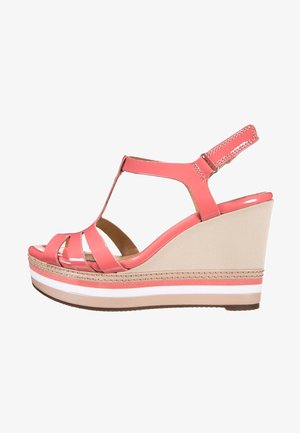 Sandalia de cuña de charol color coral con diseño de tira en T, plataforma beige y franjas acentuadas en blanco y coral. Correa ajustable en el tobillo para un mejor ajuste.