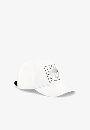 Witte honkbalpet met zwart en zilver "DKNY" logo. Heeft een gestructureerde vorm, stoftextuur en een verstelbare band aan de achterkant.