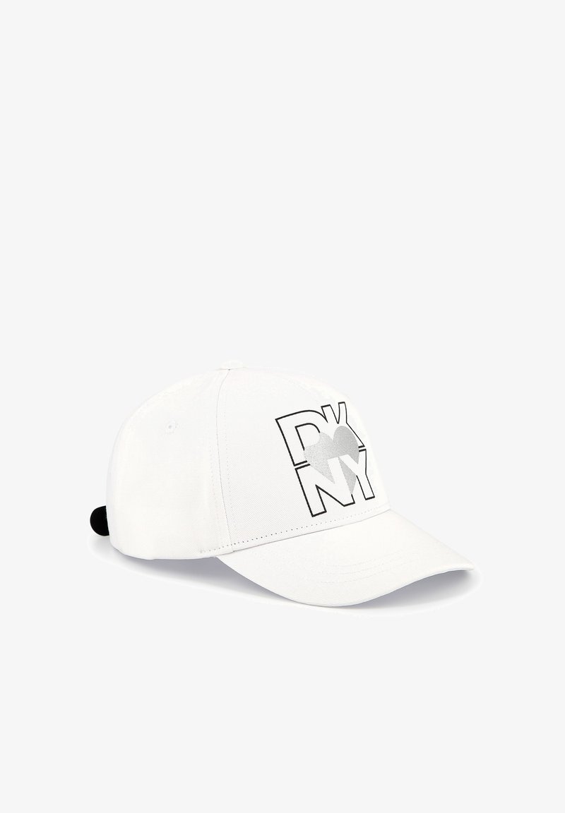 Casquette de baseball blanche avec le logo "DKNY" en noir et argent. Présente une forme structurée, une texture en tissu, et une sangle ajustable à l'arrière.