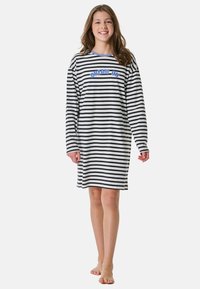 Gestreiftes Nachthemd in Schwarz und Weiß mit langen Ärmeln, versehen mit dem gestickten Text "DREAM ON" in Blau auf der Brust.