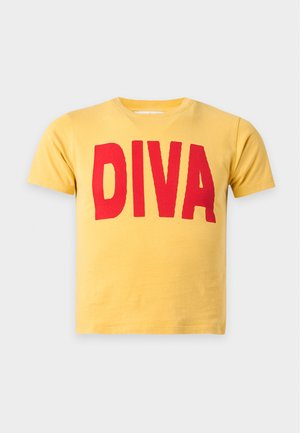 T-shirt jaune à manches courtes avec de grandes lettres rouges épelant "DIVA" sur le devant sur un fond uni.