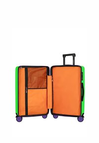 Groene en zwarte harde kofferkoffer, geopend, met een oranje interieur, een gaasvak en een verticale ritssluiting, vier paarse wielen.