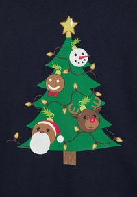 Zeleno božično drevo na mornarsko modri podlagi, okrašeno z barvitimi okraski: nasmejana obraza, snežak in irhar. Lesen deblak, svetlobni trakovi.