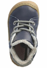 Bota de cuero azul marino con cordones grises, forro de pelo sintético alrededor del tobillo y suela de goma. Cuenta con un diseño cosido y una construcción ligera.