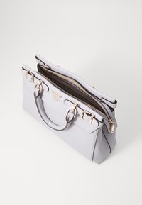 Borsa in pelle grigia con dettagli in oro, manici doppi e chiusura con zip. Presenta un design strutturato e un compartimento centrale.