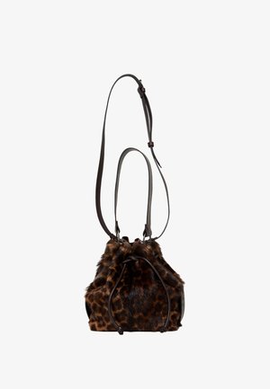 Braun gefleckte Faux-Fur-Bucket-Tasche mit dunklem Lederbesatz, verstellbarem Tragegurt und Kordelzugverschluss. Weicher Griff und rundliche Form.