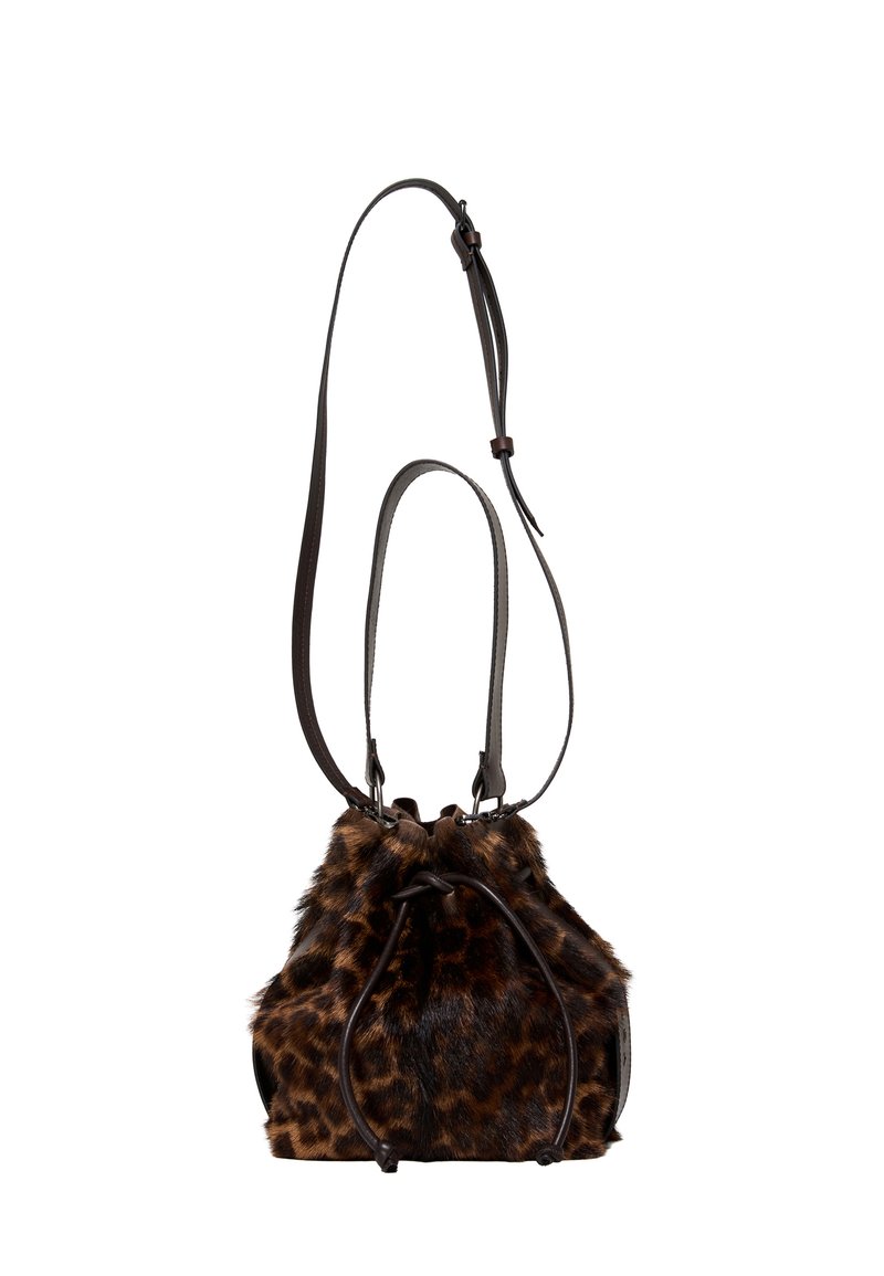 Brązowa torebka typu bucket z futra w print w panterkę z ciemnymi skórzanymi detalami, regulowanym paskiem i zapięciem na sznurek. Miękka faktura i zaokrąglony kształt.