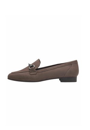 Mocassins en cuir suédé marron avec un talon plat, dotés d'un accent métallique décoratif et de coutures sur le dessus.