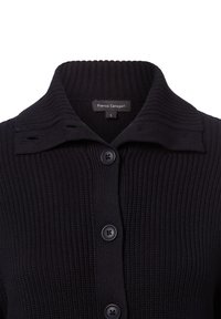 Czarny dzianinowy kardigan z ribbowaną teksturą, z szerokim kołnierzem, sześcioma guzikami z przodu i widoczną metką przy szyi.