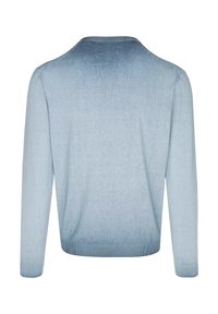 Hellblauer Strickpullover mit langen Ärmeln, Rundhalsausschnitt und geripptem Saum. Verfügt über einen subtilen Farbverlauf von Dunkelblau zu Hellblau.