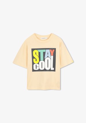 Korte mouw, lichtgeel t-shirt met een zwart vierkant ontwerp met meerkleurige tekst: "STAY COOL." Gemaakt van zachte stof.