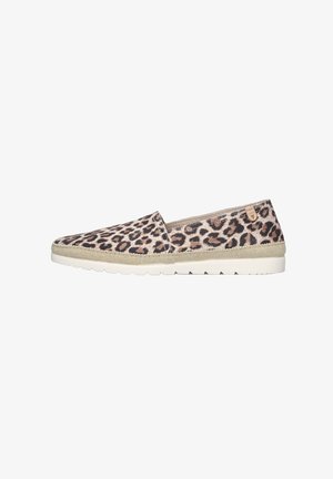 Leopardprint instap-schoen met een canvas bovenwerk, beige elastische accenten en een textuur rubberen zool met een golfpatroon.